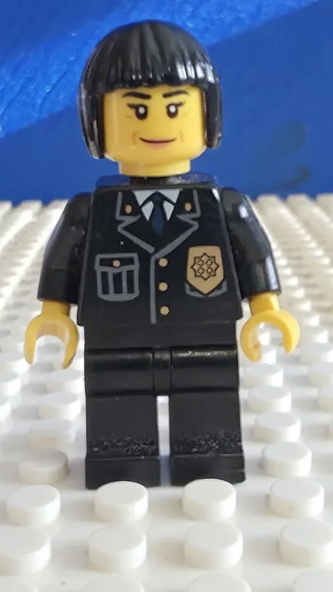 LEGO cty0211 Female Police Chief Black Bob Hair side torso crack