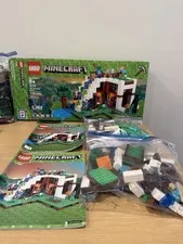 LEGO Minecraft The Waterfall Base 21134 Nearly Complete w/ Instructions