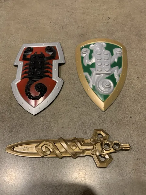 Lego Genuine Knight’s Kingdom 2005 XL Shields And Gold Sword Lot Of 3