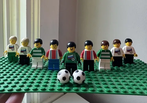 Vintage LEGO Soccer Football Minifigure Lot 9 Players 2 Balls 1998 Original LEGO