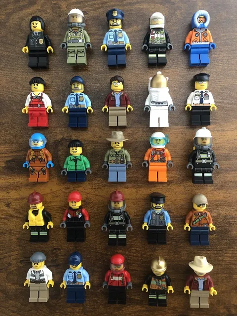 Lego Lot of 25 Assorted Minifigures/ People. Mostly Lego City Minifigures 