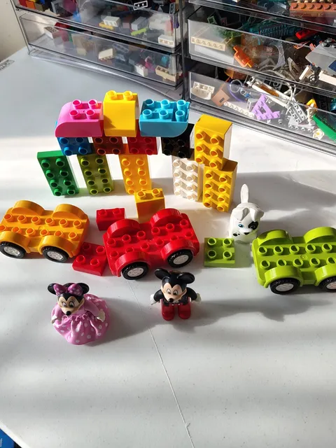 SMALL LOT OF DUPLO BLOCKS WITH MICKEY MOUSE AND MINNIE MOUSE FIGURES LEAPFROG