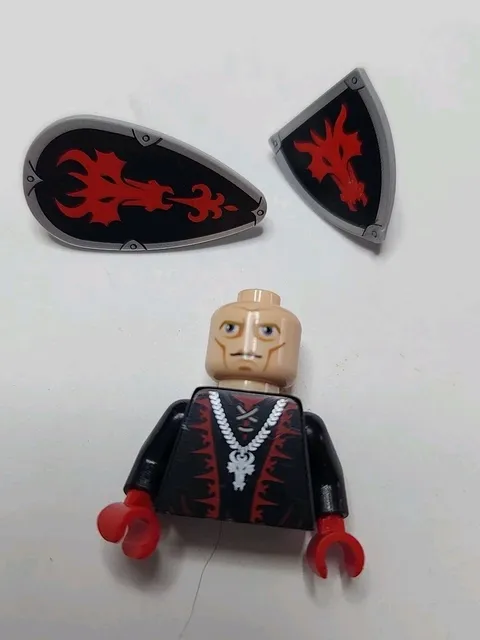 Lego Dragon Wizard BLACK MINIFIG TORSO Red Hands Castle 70403 2 Shields Accessor
