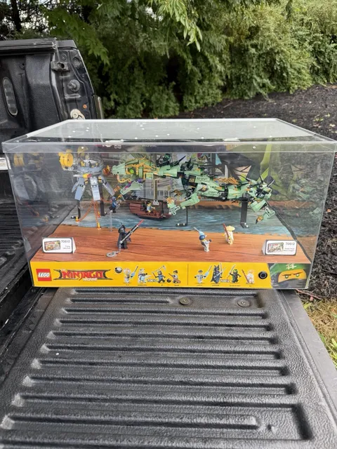 Lego Ninjago Movie Store Display 70610 Flying Jelly Sub & 70612 Mech Dragon