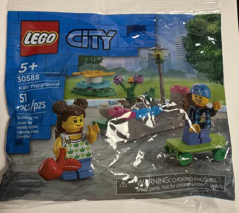 LEGO City 30588 : Kid's Playground Polybag Includes 2 Minifigures - New Sealed