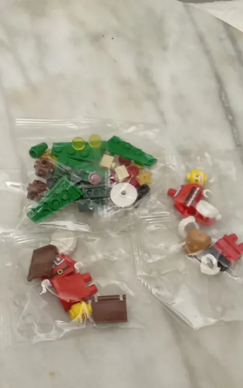 LEGO Christmas Holiday Minifig Set Santa + Mrs Claus & Christmas Tree