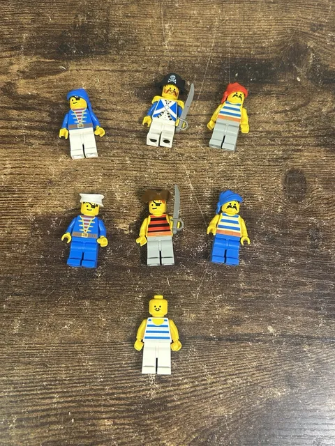 Vintage Lego Imperial Soldiers And Pirates Mini Figure Lot Of 7 And Accessories