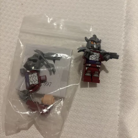 Unopened LEGO Shredder Minifigure Helmet Cape Teenage Mutant Ninja Turtles