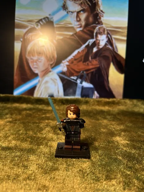 1x MINI STAR WARS ANAKIN SKYWALKER YEDI KNIGHT on original LEGO Base