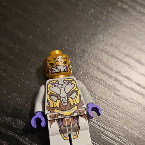 LEGO avengers chitauri general  Gray & Gold Armor Outfit w/ Purple Hands Plastic