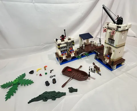 LEGO 6425 Soldiers' Fort Pirates 6242 **INCOMPLETE** SEE DESCRIPTION