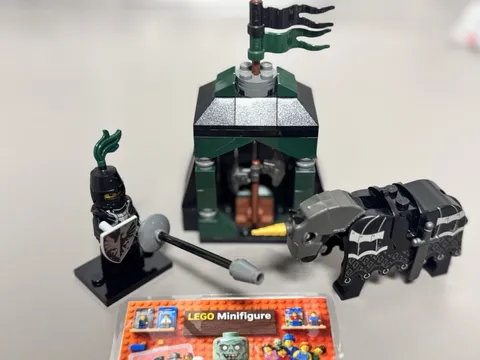 LEGO Castle Kingdoms 10223 Dragon Knight Black Horse Barding Tent Minifigure Lot