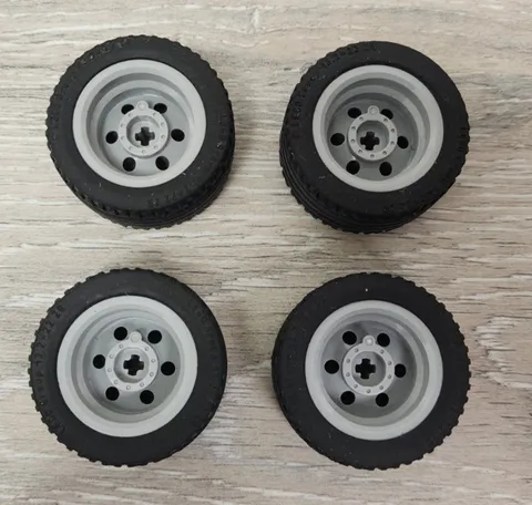 Lego 44309 Tire 43.2 x 22 ZR & Light Gray 56145 Wheel 30.4mm D x 20mm Lot Of 4