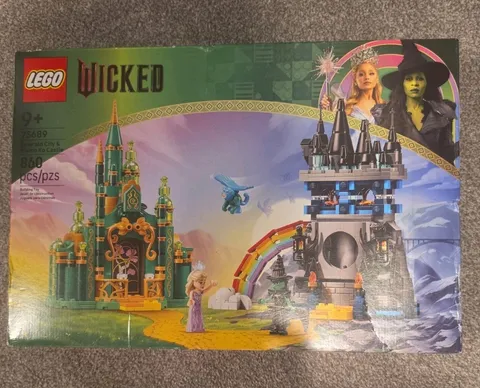 LEGO Wicked Emerald City & Kiamo Ko Castle Set 75689 860 Pieces Box