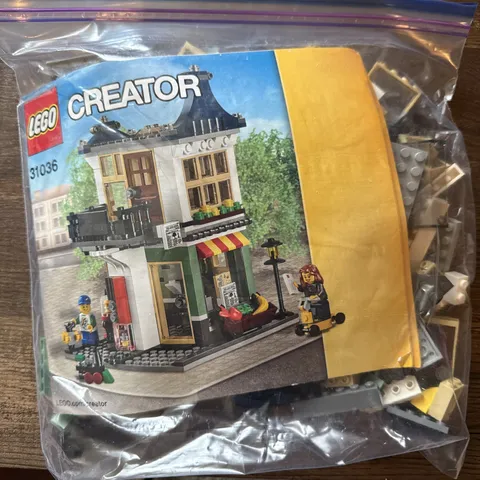 LEGO CREATOR: Toy & Grocery Shop (31036)