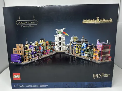 LEGO HARRY POTTER Diagon Alley Wizarding Shops 2750 Pieces - Item 6526345