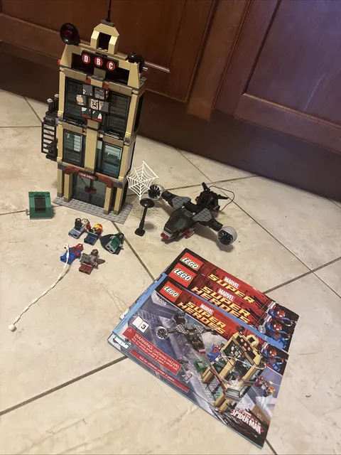 LEGO Marvel Super Heroes Spider-Man Daily Bugle Showdown 76005