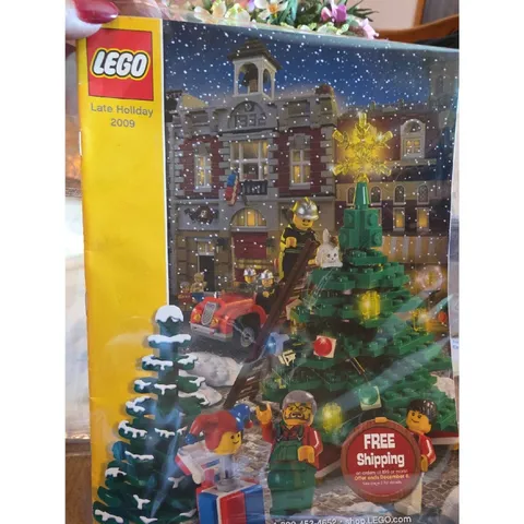 Lego holiday 2009 Lego Green Christmas Tree with Red Ornaments and Yellow Star