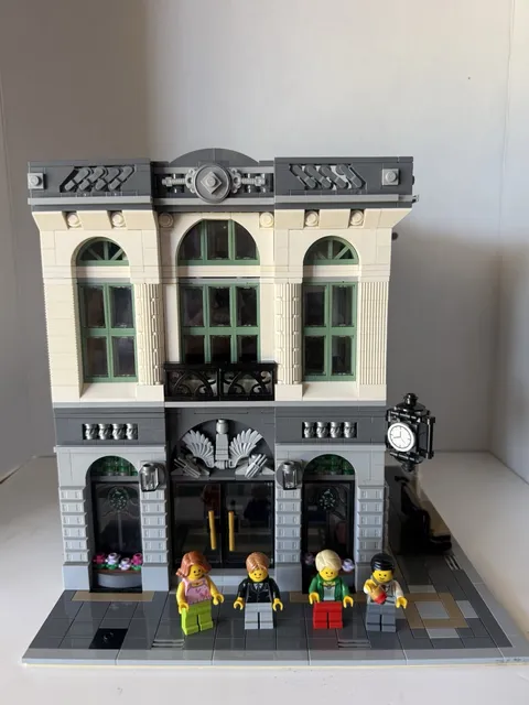 LEGO Creator Expert 10251 Brick Bank Set 4 Minifigures 98-99% Complete