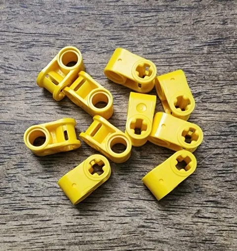 LEGO Yellow Technic, Axle and Pin Connector Perpendicular. QTY 10. Part 6536.