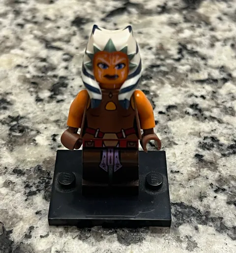 LEGO Star Wars Ahsoka Tano Minifigure w/ Blue & White Headpiece & Black Base