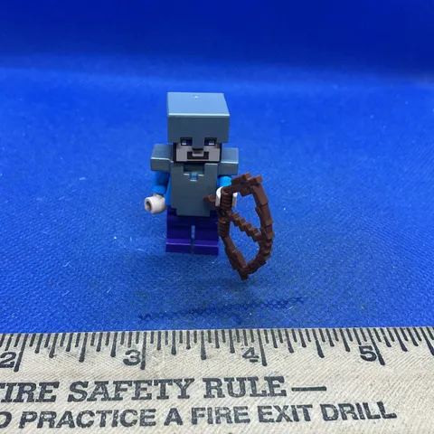 LEGO MINECRAFT STEVE HELMET and ARMOR MINIFIGURE min013 USED FROM 21126 w/BOW