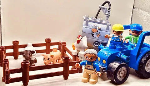 Lego Duplo Farm 16 Pc  Lot Tractor w/Milk Tank fence Chicken Sheep Pig Figures