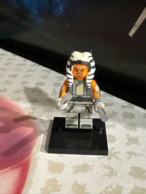 Lego STAR WARS Ahsoka Tano Adult Minifigure w/ Two Lightsabers sw1354