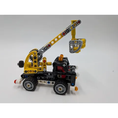 LEGO Technic Cherry Picker 42031 Construction Truck 2-in-1 Set 2015 Yellow Black