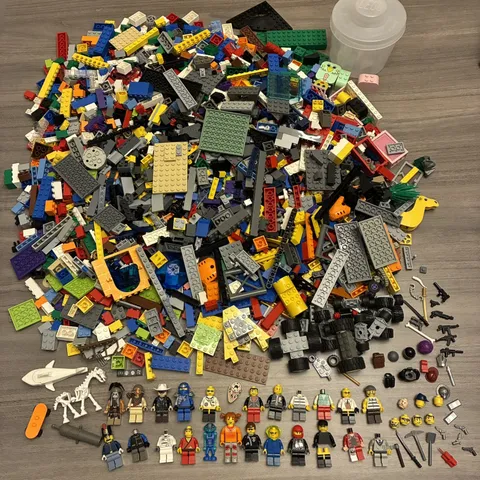 Lego Bulk Lot 90s, Early 2000s, 5.75lbs, w/ Container & Minifigures