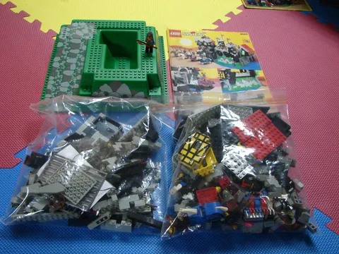 lego castle 6086 black knight's castle with instructions and one extra figure