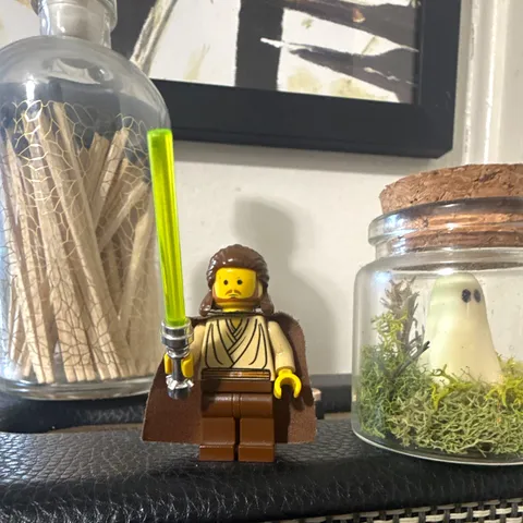 Vintage Qui-gon Jin LEGO StarWars Jedi Minifigure w/Green Lightsaber&Brown Cape