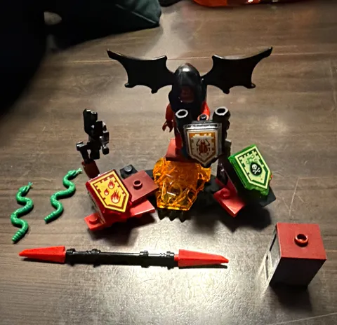 LEGO Nexo Knights 70335 Minifigure w/ Bat Wings Accessories + Instruction Manual