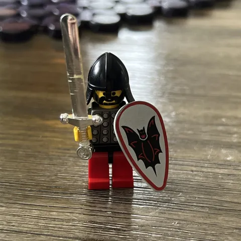 Vintage LEGO Castle Fright Knights - Knight 2 with oval shield and sword