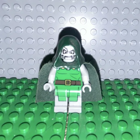 LEGO Dr. Doom Minifigure 76005, Near Mint in absolutely amazing condition 