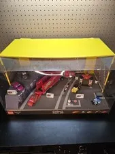 LEGO Toy Disney Pixar Cars 2 DEORAMA Store Display Mack’s Team Truck 8486 READ