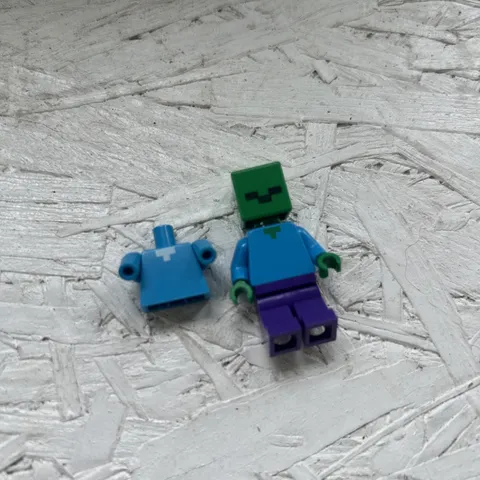 LEGO Minecraft Zombie Villager Minifigure 21123 W/ Extra Shirt Minifig Excellent