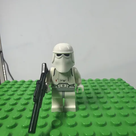 LEGO Star Wars Hoth Snowtrooper Minifigure with Blaster