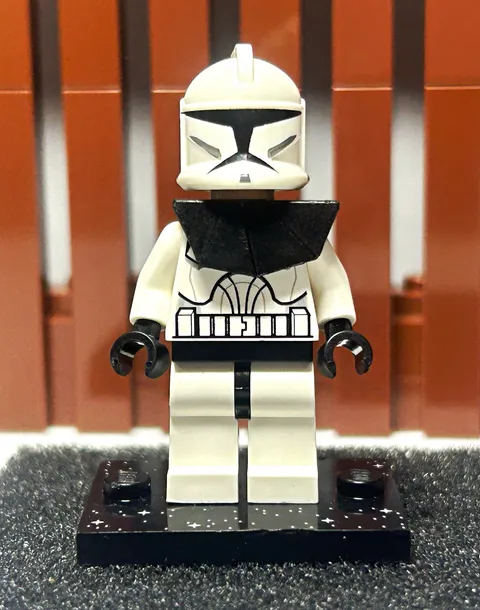 LEGO Star Wars Phase 1 Clone Trooper With Black Pauldron Minifigure￼