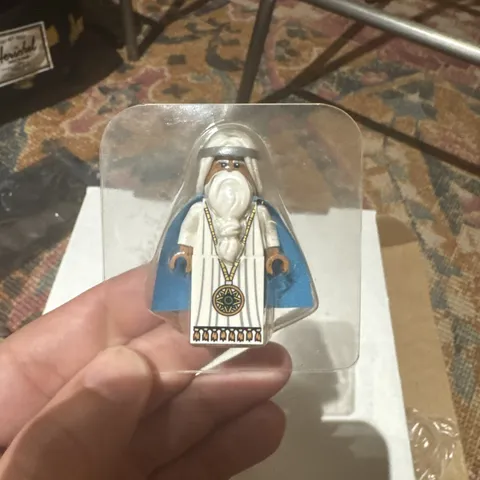 LEGO - Rare Exclusive Minifig - Young Vitruvius with Medallion - New & Sealed