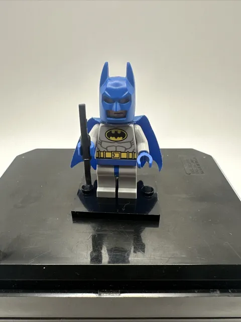 Lego Batman Minifigure Blue Mask & Cape DC Super Heroes 10724 10672 sh0111