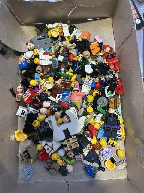 LEGO Bulk Lot Damaged / Unbranded Minifigure Parts READ DESCRIPTION #10