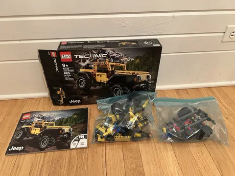 LEGO TECHNIC: Jeep Wrangler (42122) Used Complete with Box and Instructions