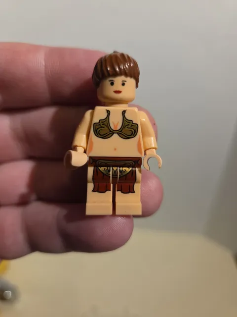 LEGO STAR WARS - Princess Leia: Jabba Slave Outfit, Redish Brown Ponytail Clean