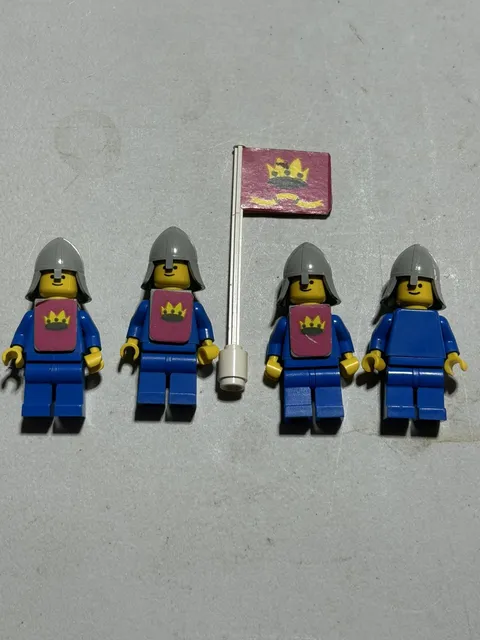 Lego Classic Yellow Castle Knight Minifigures lot of 4 w flag 375 6075