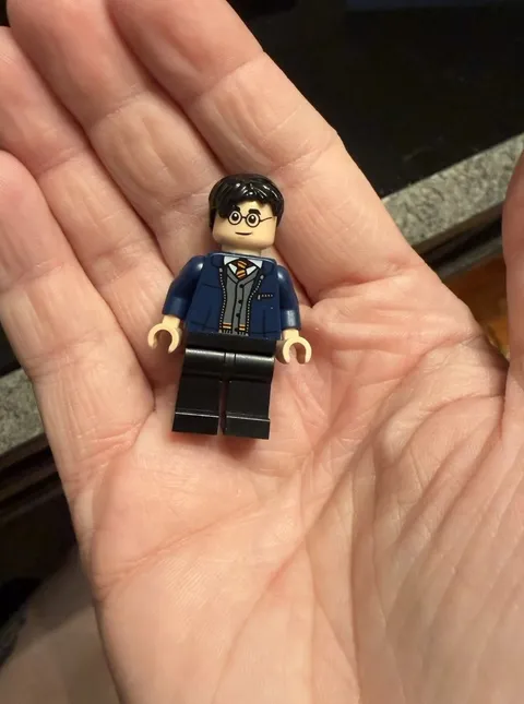 LEGO Harry Potter minifigure Gryffindor sweater