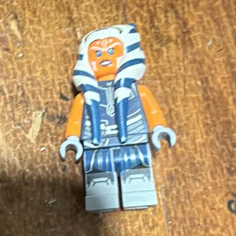 LEGO Ahsoka Tano Minifigure Blue Outfit Gray Legs Blue/White Headpiece