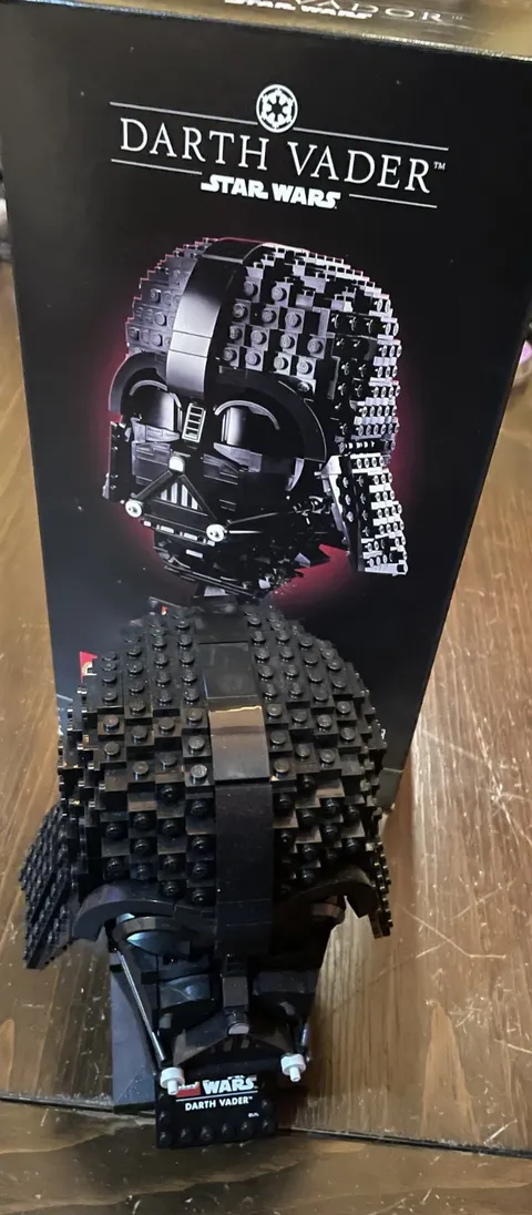 LEGO Star Wars: Darth Vader Helmet (75304) - 100% Complete