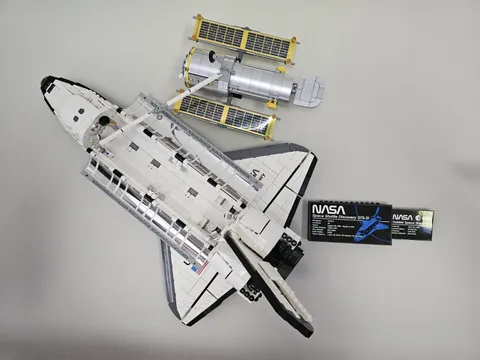 BRICKEDUPDESIGNS Icons Space Shuttle Discovery Wall Mount