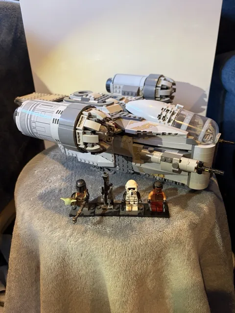 LEGO Star Wars: The Razor Crest (75292) missing pieces see description
